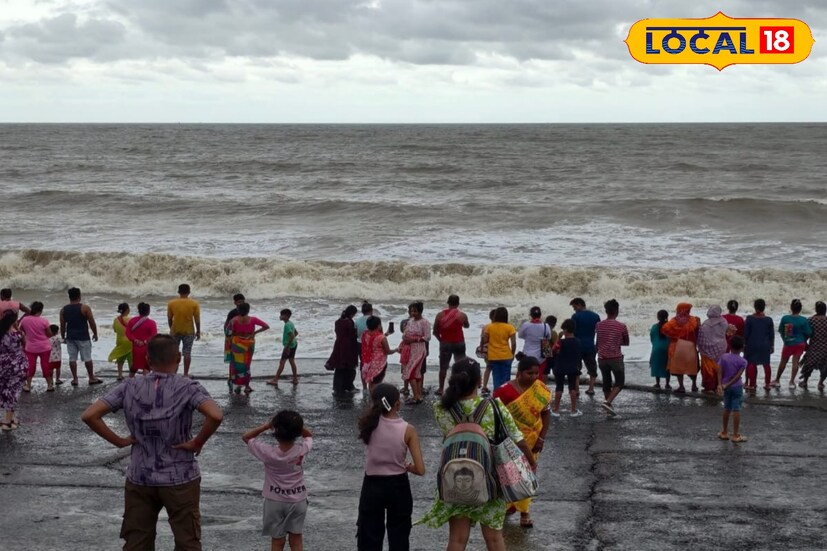 বিদ্যাসাগর বিশ্ববিদ্যালয় এর আবহাওয়া তথ্য অনুযায়ী জানা গিয়েছে, পশ্চিম মেদিনীপুর জেলাতেও সকাল থেকে রোদ ঝলমলে আবহাওয়া থাকলেও বেলা যত গড়াবে ততই বৃষ্টির শঙ্কা থাকছে। তবে, বুধবারের তুলনায় বৃহস্পতিবার তাপমাত্রা অনেকটা ঊর্ধ্বমুখী বলে জানা গিয়েছে। বাতাসে আর্দ্রতার পরিমাণ বেশি থাকায় ভ্যাপসা গরম অনুভূত হবে। দিনের সর্বোচ্চ তাপমাত্রা থাকবে ৩১ ডিগ্রী এবং সর্বনিম্ন ২৯ ডিগ্রি। জেলায় হালকা থেকে মাঝারি বৃষ্টি হতে পারে।(তথ্য ও ছবি: রঞ্জন চন্দ)