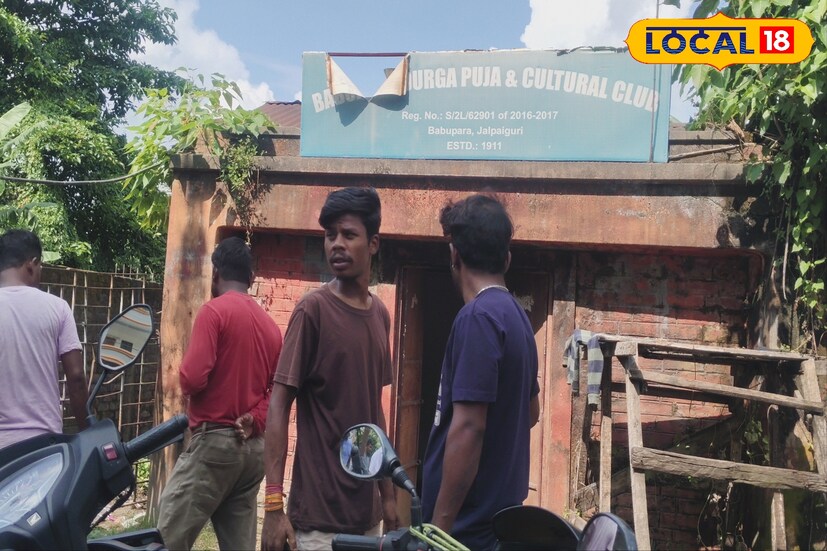 ক্লাবের দরজা খুলতেই বেরিয়ে এল কঙ্কাল? রহস্যজনক এই ঘটনায় শোরগোল জলপাইগুড়ির বাবুপাড়া এলাকায়। দুর্গাপুজোর প্রস্তুতি যখন তুঙ্গে তখন ক্লাবঘরের দরজা খুলতেই মিলল কঙ্কাল। 