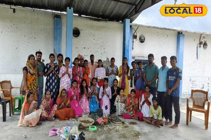 যেসমস্ত মহিলারা করম পুজোয় অংশ নেবেন তারা বিভিন্ন শস্য রোপণ করেন। এই শস্য সাতদিন পর অঙ্কুরিত হবে। তখন আয়োজিত হবে করম পুজো। 