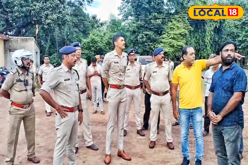 দুর্গাপুর শিল্পাঞ্চল জুড়ে যখন জোর কদমে চলছে দুর্গাপুজোর প্রস্তুতি।তখন হঠাৎ বিগ বাজেটের পুজো মণ্ডপ গুলিতে পুলিশি হানা, কি এমন হল দুর্গাপুরে! জেনে নিন। পুজো কমিটিগুলি যেভাবে মণ্ডপ গড়ছেন তাতে দর্শনার্থীদের উপচে পড়া ভির ও সমাগমে বিপদ ডাকছেনা তো! মণ্ডপের পরিকাঠামো ও কমিটির তৎপরতা খতিয়ে দেখতে পুজোর আগেই বিগ বাজেটের মণ্ডপ গুলিতে পৌঁছে যাচ্ছেন পুলিশি টিম।( ছবি ও তথ্য : দীপিকা সরকার) 