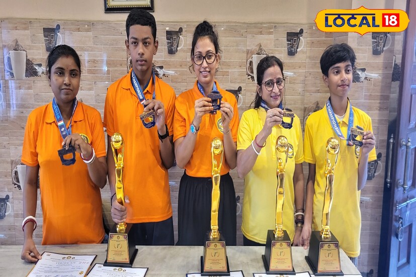 প্রতিযোগিতায় জয়ী হয়ে এসে এদিন আসানসোল কফি হাউসে একটি সাংবাদিক বৈঠকের আয়োজন করা হয়। সেখানে ট্রফি, মেডেল এবং সার্টিফিকেট সকলকে দেখায় এই সফল প্রতিযোগিতা। স্বভাবিকভাবেই তাদের সাফল্যে খুশি আসানসোলের মানুষ।[ছবি ও তথ্য: রিন্টু পাঁজা]