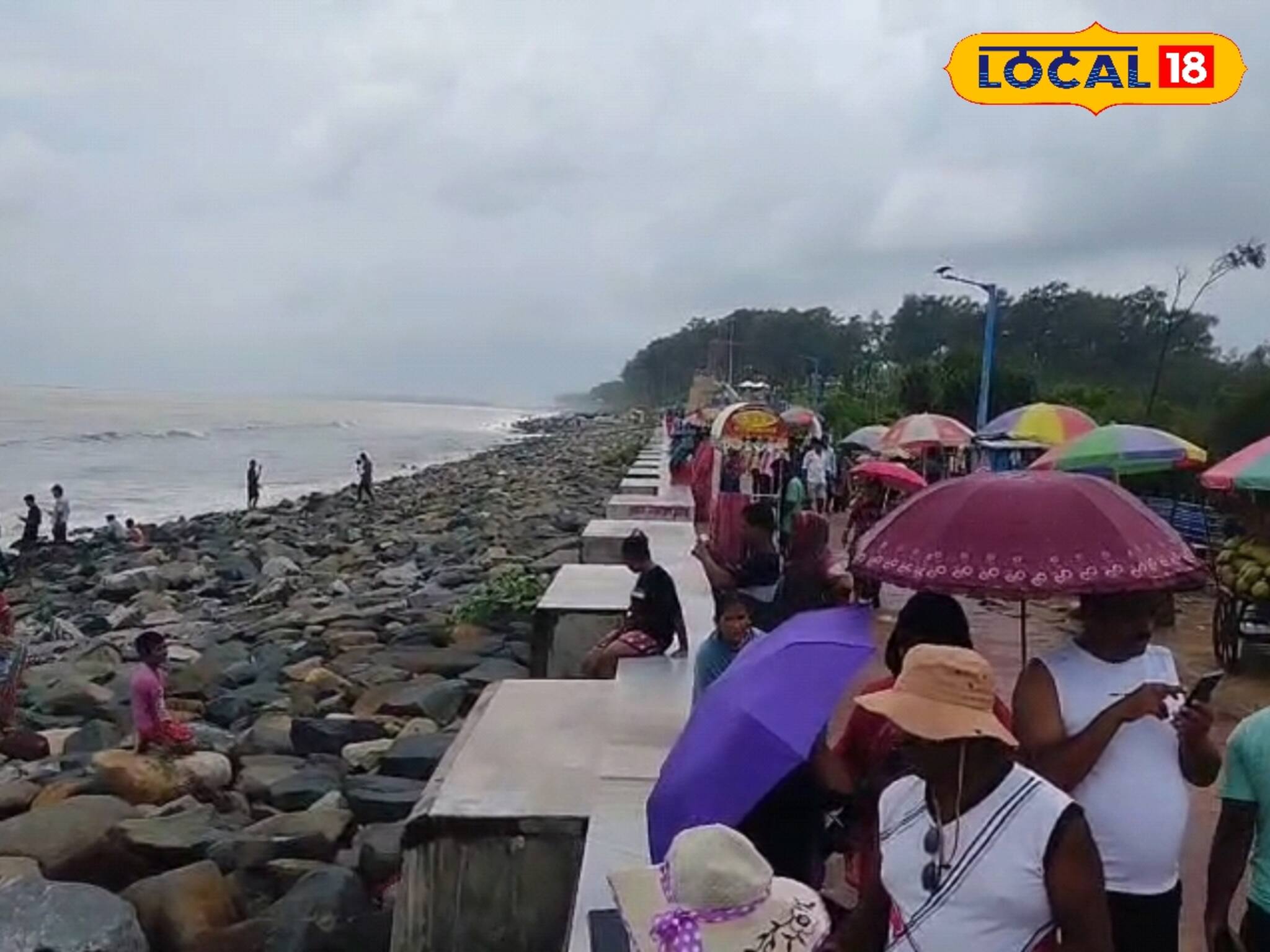 কাল মেঘে ঢেকে গেছে দিঘা, পাড়ে দাড়িয়ে উত্তাল সমুদ্র উপভোগ করেছেন পর্যটকরা