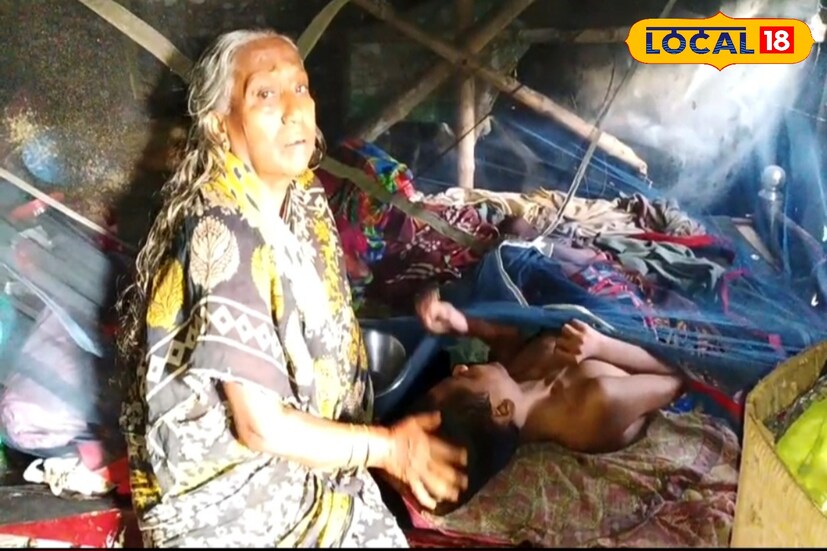 বামনগাছিতে অসহায় সেই মা-ছেলের পাশে দাঁড়ালেন বিডিও। জানা গিয়েছে, ছেলের চিকিৎসার খরচ জোগাতে দমদম মধুকরের ভিটেবাড়ি বিক্রি করে কয়েক বছর আগে ছেলেকে নিয়ে বামনগাছি রেল কোয়ার্টারের পাশে এক পরিত্যক্ত জায়গায় আশ্রয় নেন এই অসহায় মা। (ছবি ও তথ্যঃ রুদ্র নারায়ণ রায়)