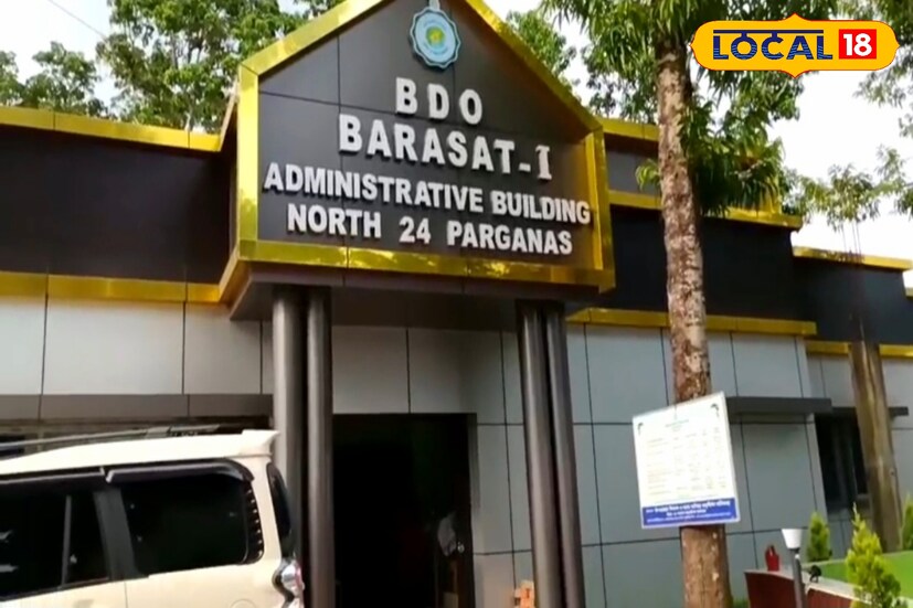 পাশাপাশি খাদ্যসামগ্রী ও চিকিৎসার দিক থেকেও সাহায্য করার আশ্বাস দেন প্রশাসনের এই আধিকারিক। প্রশাসনের তরফ থেকে এমন আশ্বাস পেয়ে যেন কিছুটা হলেও আশার আলো দেখছেন অসহায় এই মা ও তাঁর প্রতিবন্ধী সন্তান। স্থানীয় বাসিন্দাদের মতে, অসহায় মা-ছেলের পাশে এভাবে দাঁড়িয়ে যেন মানবিকতার এক অনন্য নজির স্থাপন করলেন বিডিও সহ স্থানীয় প্রশাসন। (ছবি ও তথ্যঃ রুদ্র নারায়ণ রায়)