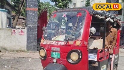 একই নম্বরে দুই টোটো, ক্ষুব্ধ চালক থানার দ্বারস্থ একই নম্বরে দুই টোটো, ক্ষুব্ধ চালক থানার দ্বারস্থ