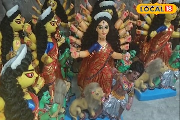 পকেটে টাকা না থাকলেও হবে দুর্গাপুজো! এই প্রতিমা শিল্পীদের জাদুতে মুশকিল আসান পকেটে টাকা না থাকলেও হবে দুর্গাপুজো! এই প্রতিমা শিল্পীদের জাদুতে মুশকিল আসান