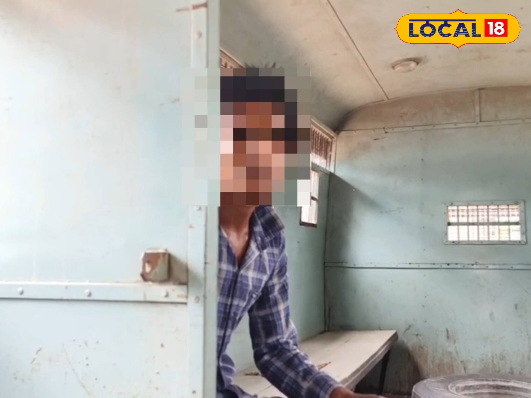 ফ্লাইওভারের নিচে ঘোরাঘুরি যুবকের! পুলিশ আটক করতেই যা পাওয়া গেল! চাঞ্চল্য শিলিগুড়িতে