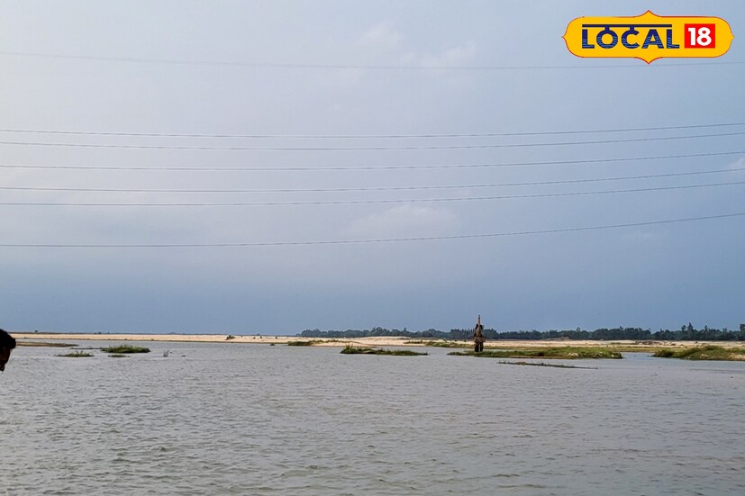 আচমকা বদলে গেল আবহাওয়া। সপ্তাহের শেষ দিন সকাল থেকেই রোদ ঝলমলে আবহাওয়া দুই মেদিনীপুর জেলা জুড়ে। শুক্রবার সকাল থেকেই টানা বৃষ্টি চলেছে পূর্ব ও পশ্চিম মেদিনীপুরে। তবে হঠাৎই শনিবার সকাল থেকেই রোদ ঝলমলে আবহাওয়া, তবে এদিনও বিক্ষিপ্ত বৃষ্টির পূর্বাভাস শুনিয়েছে হাওয়া অফিস।(তথ্য ও ছবি: রঞ্জন চন্দ)