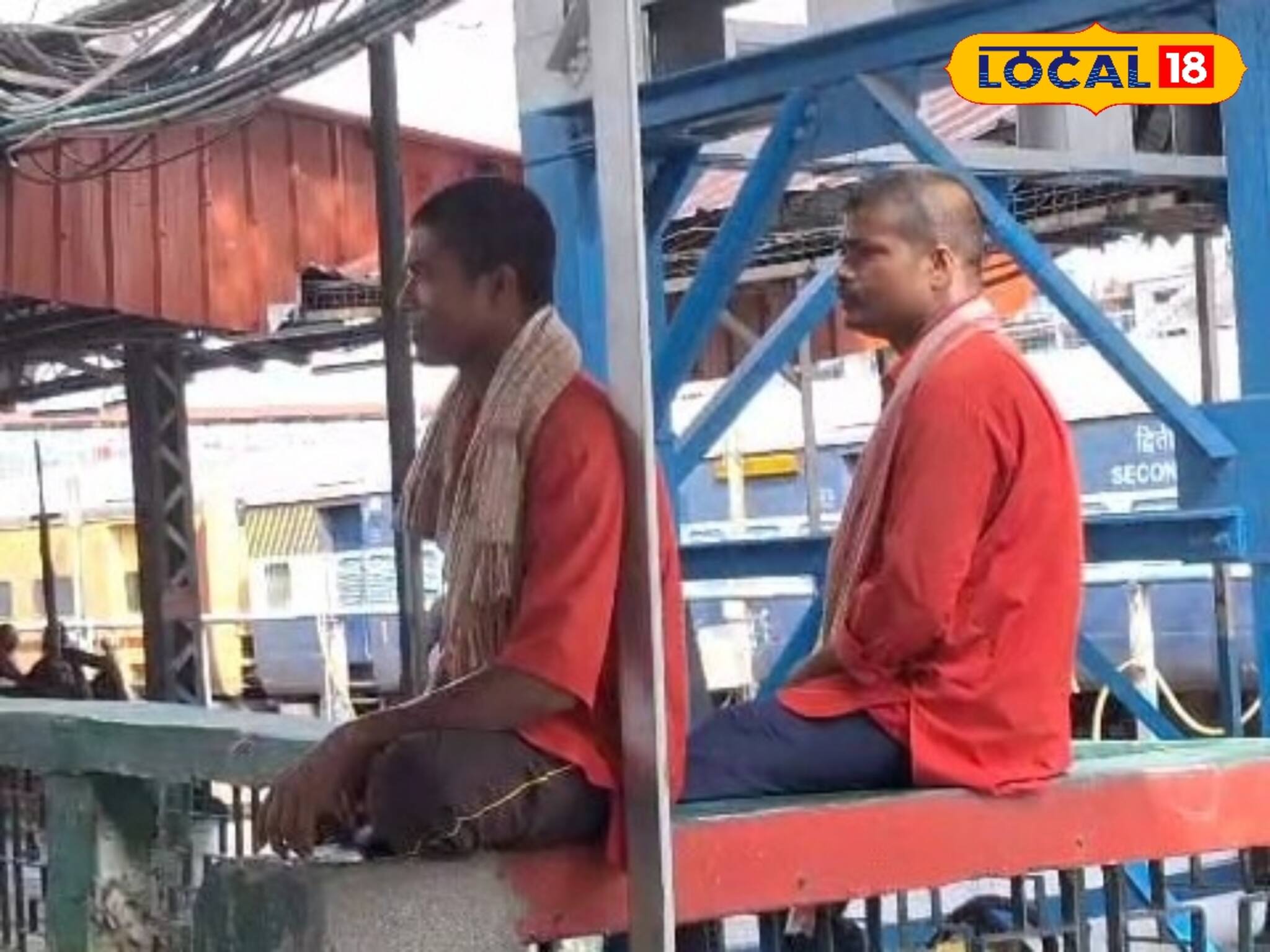 নিজের ট্রলি নিজেই বয়ে নিয়ে যায় সবাই! কোথায় হারিয়ে যাচ্ছে লাল জামাপরা মানুষগুলো?