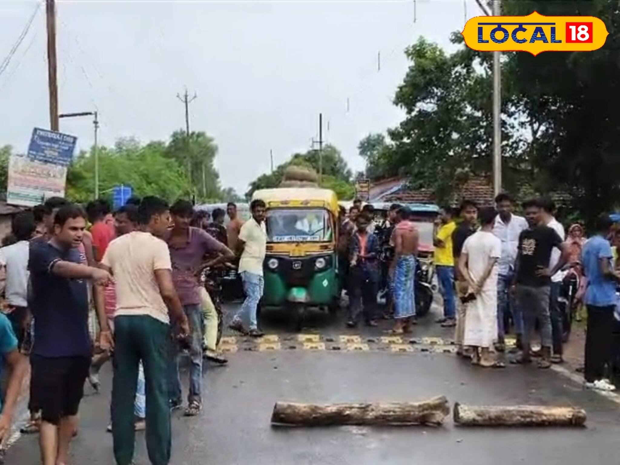 রাস্তায় ছড়িয়ে রক্ত! অটোর তলায় পিষে গেলেন বাইক আরোহী! কাঁথিতে  ভয়াবহ দুর্ঘটনা