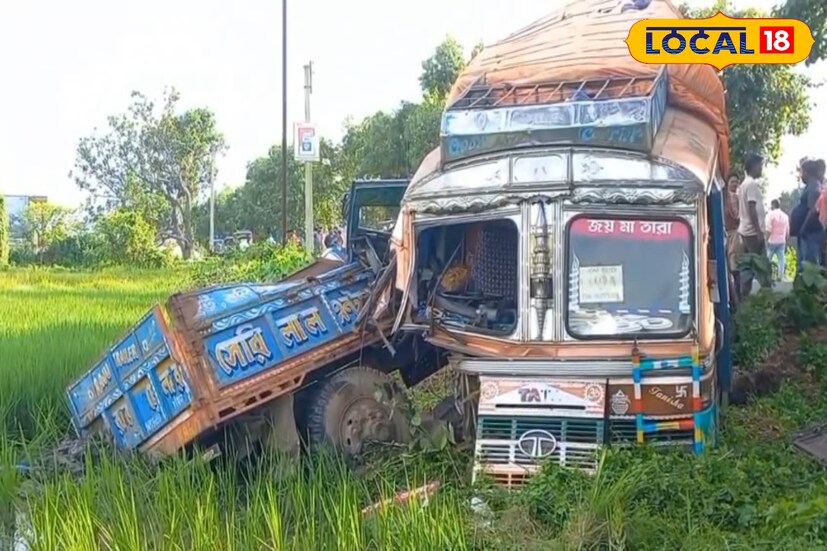 গম বোঝাই লরির সাথে ট্রাক্টরের মুখোমুখি সংঘর্ষে মৃত্যু হল ২ ব্যক্তির,আহত ২।দুর্ঘটনাটি ঘটেছে মেমারী- কাটোয়া রোডের মু্ন্সীডাঙা এলাকায়। ঘটনাস্থলে মেমারী থানার পুলিশ। (চিত্র ও তথ্য সূত্র: সায়নী সরকার)