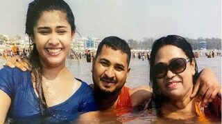 অভিযুক্ত সাদ্দামের (মাঝখানে) সঙ্গে মৃত রমা দে (ডানদিকে) এবং তাঁর মেয়ে জেসিকা৷ অভিযুক্ত সাদ্দামের (মাঝখানে) সঙ্গে মৃত রমা দে (ডানদিকে) এবং তাঁর মেয়ে জেসিকা৷