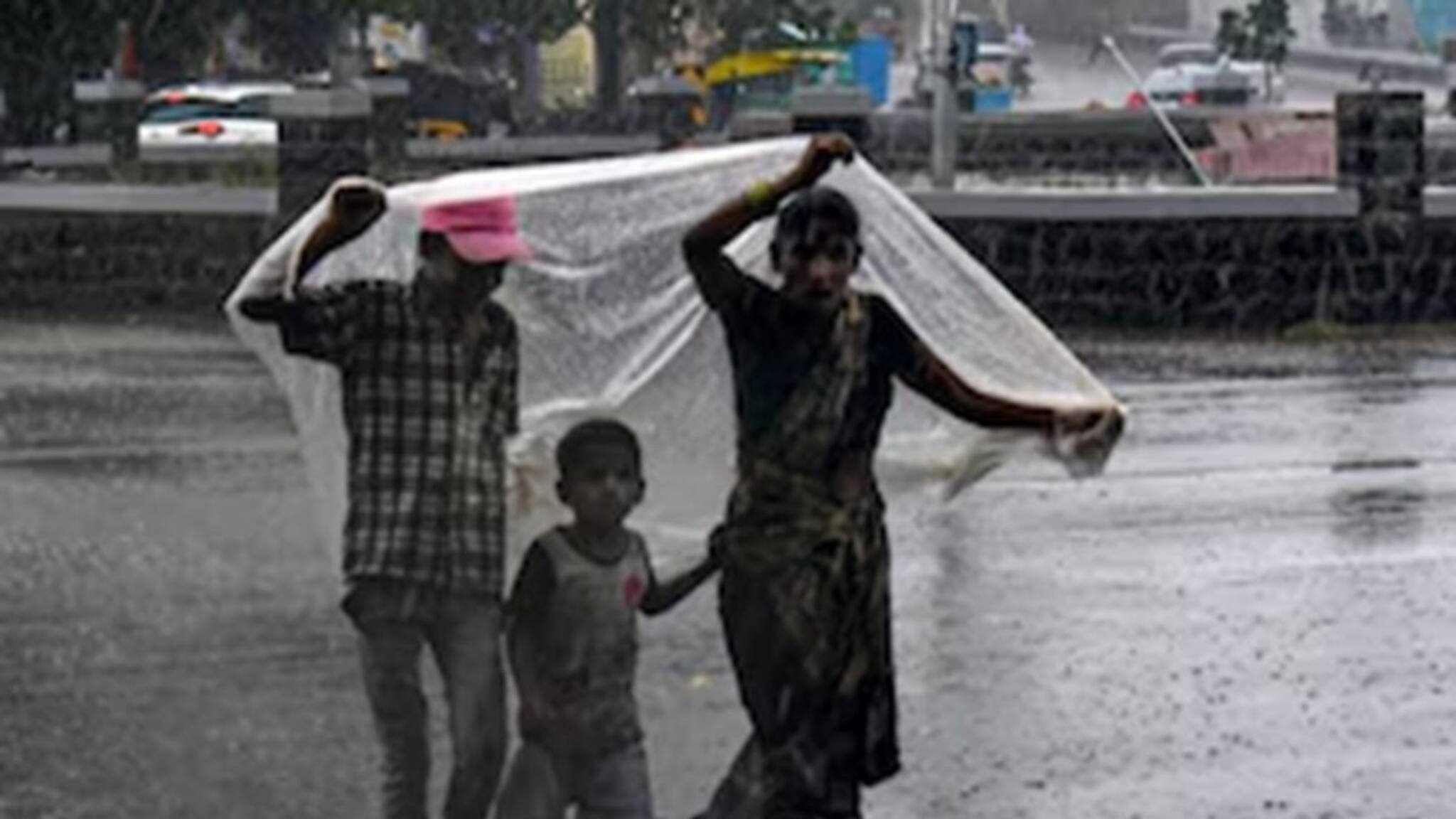 সপ্তাহের মাঝেই আবহাওয়ার ভোলবদল, ফের ভারী বৃষ্টির সম্ভাবনা বাংলার ৫ জেলায়! ভাসবে কোথায়?