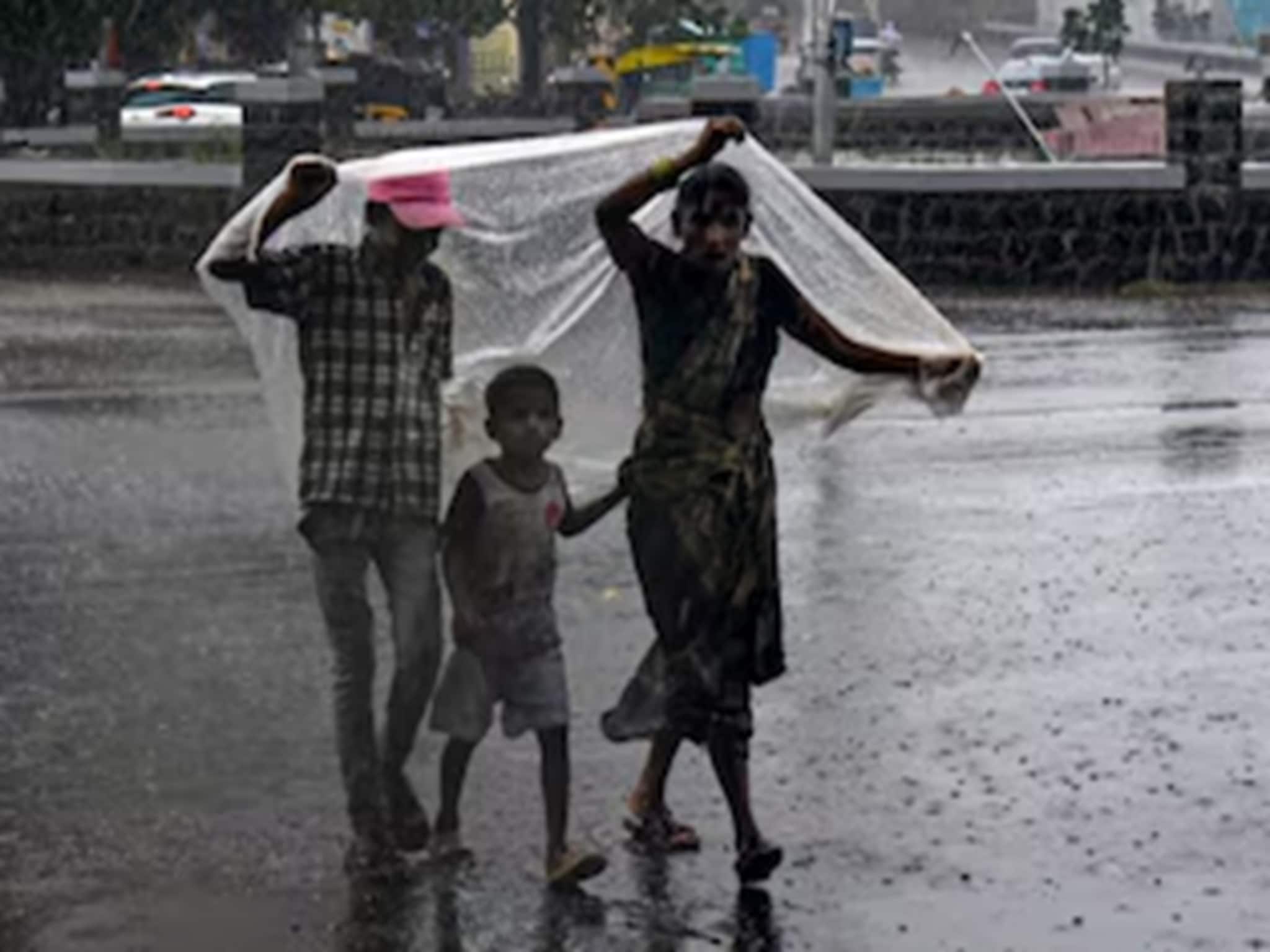 সপ্তাহের মাঝেই আবহাওয়ার ভোলবদল, ফের ভারী বৃষ্টির সম্ভাবনা বাংলার ৫ জেলায়! ভাসবে কোথায়?