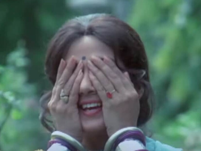 বি-টাউনের স্বপ্নসুন্দরী তিনি। নিজের সৌন্দর্যের জাদু, তুখোড় নাচ এবং দুর্ধর্ষ অভিনয়ের জোরে ভক্তদের মনে জায়গা করে নিয়েছিলেন। শুধু ভক্তরাই নন, তাঁর সৌন্দর্যে মজে যেতেন সহ-অভিনেতারাও। এমনকী এ-ও শোনা যায়, সেই সময় তো বলিউডের তিন সুপারস্টার সুন্দরী এই নায়িকার জন্য জান-প্রাণ পর্যন্ত দিয়ে দিতে চেয়েছিলেন। তাঁদের মধ্যে এক সুপারস্টার অবশ্য নায়িকাকে বিয়ের প্রস্তাবও দিয়েছিলেন। কিন্তু নিয়তি হয়তো অন্য কিছু ঠিক করে রেখেছিল। ফলে এক অভিনেতার দ্বিতীয় স্ত্রী হয়েছিলেন তিনি।  