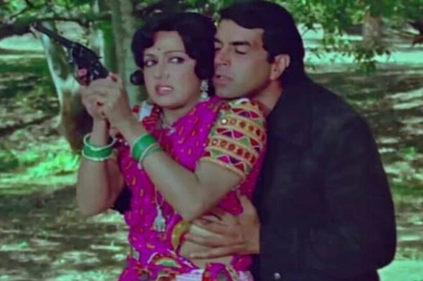 কথা হচ্ছে, বলিউডের ‘ড্রিম গার্ল’ হেমা মালিনীর। বর্তমানে তাঁর বয়স ৭৬ বছর। তবে এখনও লক্ষ লক্ষ ভক্তের স্বপ্নেই বাস করেন তিনি। কিন্তু আজও তাঁর চোখমুখের ঔজ্জ্বল্য আগেকার মতোই অক্ষুণ্ণ! হেমা মালিনীর রূপের জাদুতে মজেছিলেন একাধিক তারকা। তবে ধর্মেন্দ্রর জন্য পাগল ছিলেন অভিনেত্রী। কিন্তু যখন তাঁদের প্রেমকাহিনি শুরু হয়েছিল, তখন অবশ্য বিবাহিত ছিলেন ধর্মেন্দ্র। আর অভিনেতার প্রথম স্ত্রী ছিলেন প্রকাশ কৌর।