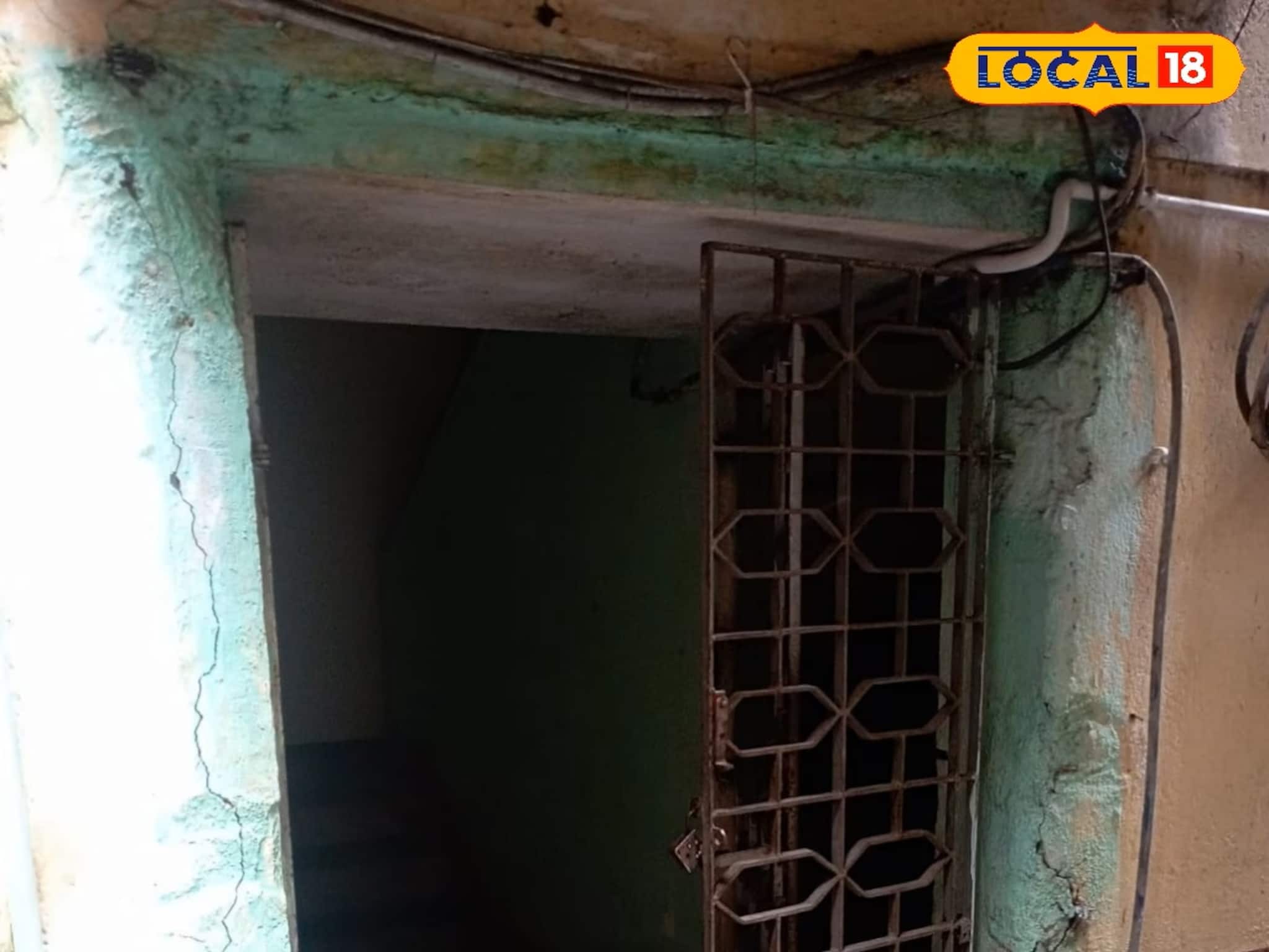 আবাসনের গেটে হাত দিতেই বিদ্যুৎ খেলে গেল শরীরে, রাস্তায় উড়ে এসে পড়লেন ভ্যানচালক!