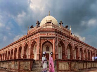 হুমায়ুনের সমাধিতে ভেঙে পড়ল গম্বুজের অংশ 