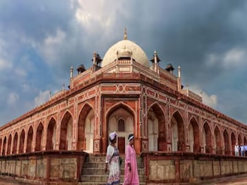 হুমায়ুনের সমাধিতে ভেঙে পড়ল গম্বুজের অংশ 