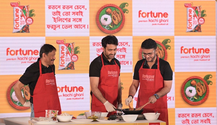 এদিকে স্পেশ্যাল সর্ষের তেলের লঞ্চ প্রসঙ্গে AWL Agi Business Ltd.-এর এমডি এবং সিইও অংশু মল্লিক বলেন যে, “ইলিশের মরশুম বাংলার মানুষের মধ্যে আনন্দ, নস্ট্যালজিয়া এবং রন্ধনের গর্বের এক অনুভূতি জাগিয়ে তোলে। এই প্রাণবন্ত কর্মসূচির কেন্দ্রবিন্দুতে রয়েছে আঞ্চলিক সংস্কৃতি এবং ঐতিহ্যের গভীর উপলব্ধি, যা আমাদের গ্রাহকদের সঙ্গে প্রকৃত সংযোগ গড়ে তুলতে সাহায্য করেছে। আমাদের ব্র্যান্ড অ্যাম্বাসাডর সৌরভ গঙ্গোপাধ্যায় ঐতিহ্য এবং সততার প্রতীক হিসেবে আমাদের সঙ্গে রয়েছেন। এর জন্য আমরা গর্বিত। আর এই বছরে আমরা প্রতিভাবান আবির চট্টোপাধ্যায়কে স্বাগত জানাচ্ছি। যাঁর চেতনা বাংলার সমৃদ্ধ ঐতিহ্য এবং গতিশীল বর্তমানের মধ্যে সুন্দর ভাবে এক মেলবন্ধন গড়ে তোলে।”