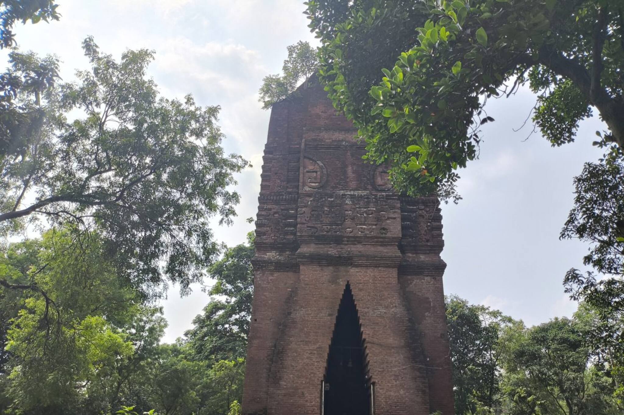 কোনারকের মতো বাঁকুড়াতেও রয়েছে সূর্য মন্দির, পুজোর আগে ঘুরে আসুন রহস্যময় 'এই' মন্দির থেকে