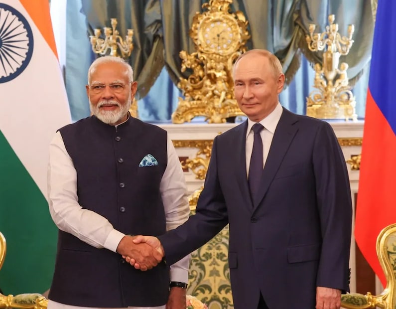 ভারত এই মূল্যসীমা মেনে চলে, পশ্চিমী দেশের তৈরি নিয়মের অধীনে আইনি চ্যানেলের মাধ্যমে সীমার নিচে তেল কিনছে।তাহলে ভারতকে কেন টার্গেট করা হচ্ছে? কারণ রাশিয়ার সাথে ভারতের জ্বালানি বাণিজ্য স্বচ্ছ এবং বিশ্বব্যাপী স্বীকৃত নিয়মের মধ্যে থাকলেও, আরও বেশ কয়েকটি দেশ তুলনামূলক তদন্তের মুখোমুখি না হয়ে একই রকম লেনদেন চালিয়ে যাচ্ছে। ভারতের বিরুদ্ধে সমালোচনা প্রায়শই একটি বৃহত্তর বাস্তবতাকে উপেক্ষা করে: এটি রাশিয়ান জ্বালানির একমাত্র, এমনকি বৃহত্তম ক্রেতাও নয়। তথ্যগুলি শিরোনামের চেয়ে অনেক বেশি ভারসাম্যপূর্ণ গল্প বলে।
