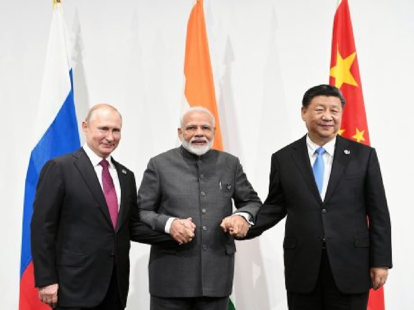 অর্থাৎ ভারতের থেকে রাশিয়ার তেল বেশি কেনে চিন। কিন্তু চিনকে আরও শুল্ক ছাড় দেওয়ার সিদ্ধান্ত নিয়েছে আমেরিকা। একই সিদ্ধান্ত নিয়েছে চিনও। এর আগে ১২ মে-ও শুল্ক নিয়ে দর কষাকষি ৯০ দিনের জন্য স্থগিত রাখার সিদ্ধান্ত নিয়েছিল চিন এবং আমেকরিকা। ১২ মে-র আগে দুই দেশই শুল্ক নিয়ে খড়্গহস্ত হয়েছিল। এক পর্যায়ে আমেরিকা ১৪৫ শতাংশ শুল্ক চাপিয়েছিল চিনের উপর, পাল্টা চিনও ১২৫ শতাংশ শুল্ক চাপায়। 