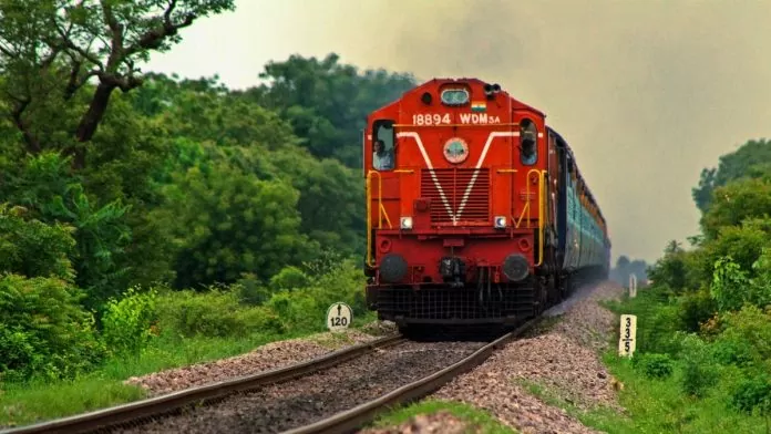 ০৩১২৯ কলকাতা - নিউ জলপাইগুড়ি পূজা স্পেশাল কলকাতা থেকে রাত ৯:৪০ মিনিটে ছেড়ে যাবে। প্রতি রবিবার ২৮.০৯.২০২৫ থেকে ৩০.১১.২০২৫ (১০টি ট্রিপ) পরের দিন ১০:৪৫ টায় নিউ জলপাইগুড়ি পৌঁছাবে। ০৩১৩০ নিউ জলপাইগুড়ি - কলকাতা পূজা স্পেশাল প্রতি সোমবার ২৯.০৯.২০২৫ থেকে ০১.১২.২০২৫ (১০টি ট্রিপ) পরের দিন ০০:৪০ টায় কলকাতা পৌঁছাবে।