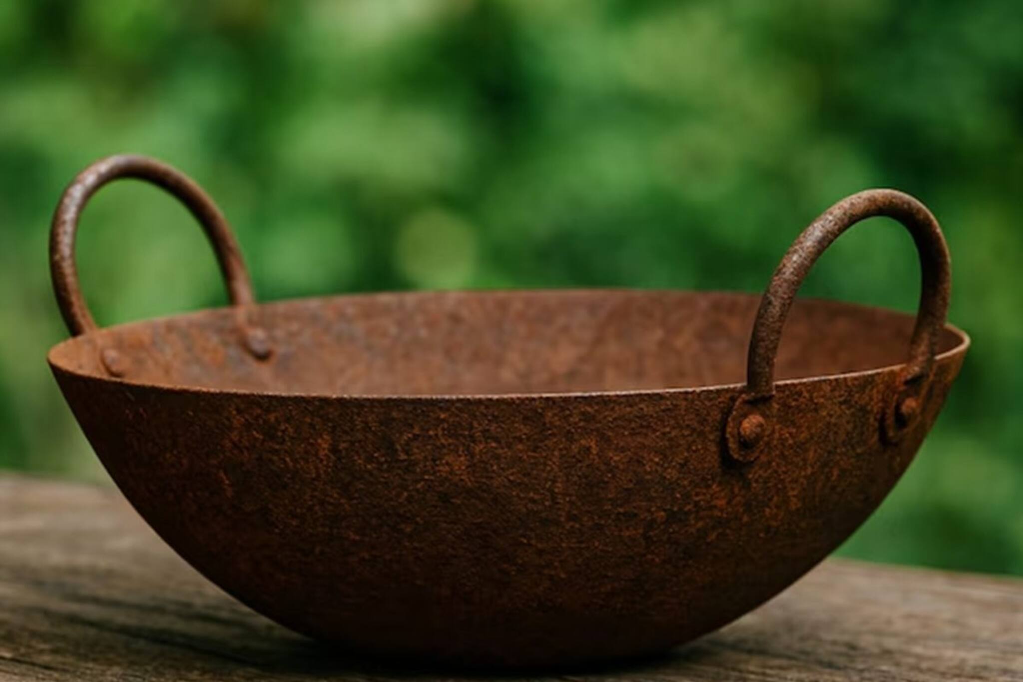 লোহার কড়াইয়ে জাঁকিয়ে বসা দাগ তুলতে গিয়ে কালঘাম ছুটছে? এই উপায়ে খুব সহজেই ঝকঝকে হবে