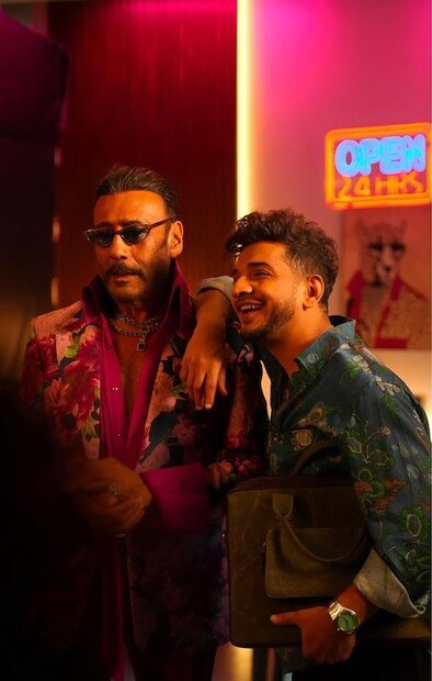 স্মৃতিচারণ করে আয়েষা বলেছিলেন যে, “কর্পোরেট পরিকাঠামোয় ওটাই ছিল আমার প্রথম কাজ। আর সেটাও Sony-র সঙ্গে। আমাদের ৭ জনের একটি দল ছিল। আমার স্বামী জ্যাকির ভাবমূর্তির কারণেই আমি খ্যাতি পেয়েছিলেন। আমাদের দলে ছিলেন একজন ব্যাঙ্কার, একজন টেলিভিশনের মানুষ এবং একজন কম্পিউটারে দক্ষ সদস্য। আসলে এক-এক জনের নিজস্ব বিশেষত্ব এবং দক্ষতা ছিল।” যদিও প্রথম দিকে জ্যাকি শ্রফ এবং তাঁর দলকে বোর্ডে নিতে চায়নি Sony Entertainment Television। কারণ তারা বড়সড় লগ্নি চেয়েছিল। কিন্তু  Sony-র লিডারের জন্য একটি বড়সড় পার্টির ব্যবস্থা করেছিলেন জ্যাকি। আর এভাবেই বিষয়টিকে নিজের পক্ষে এনেছিলেন অভিনেতা। আর সেই পার্টিতে যোগ দিয়েছিলেন বলিউডের নামীদামি ব্যক্তিত্বরা। 