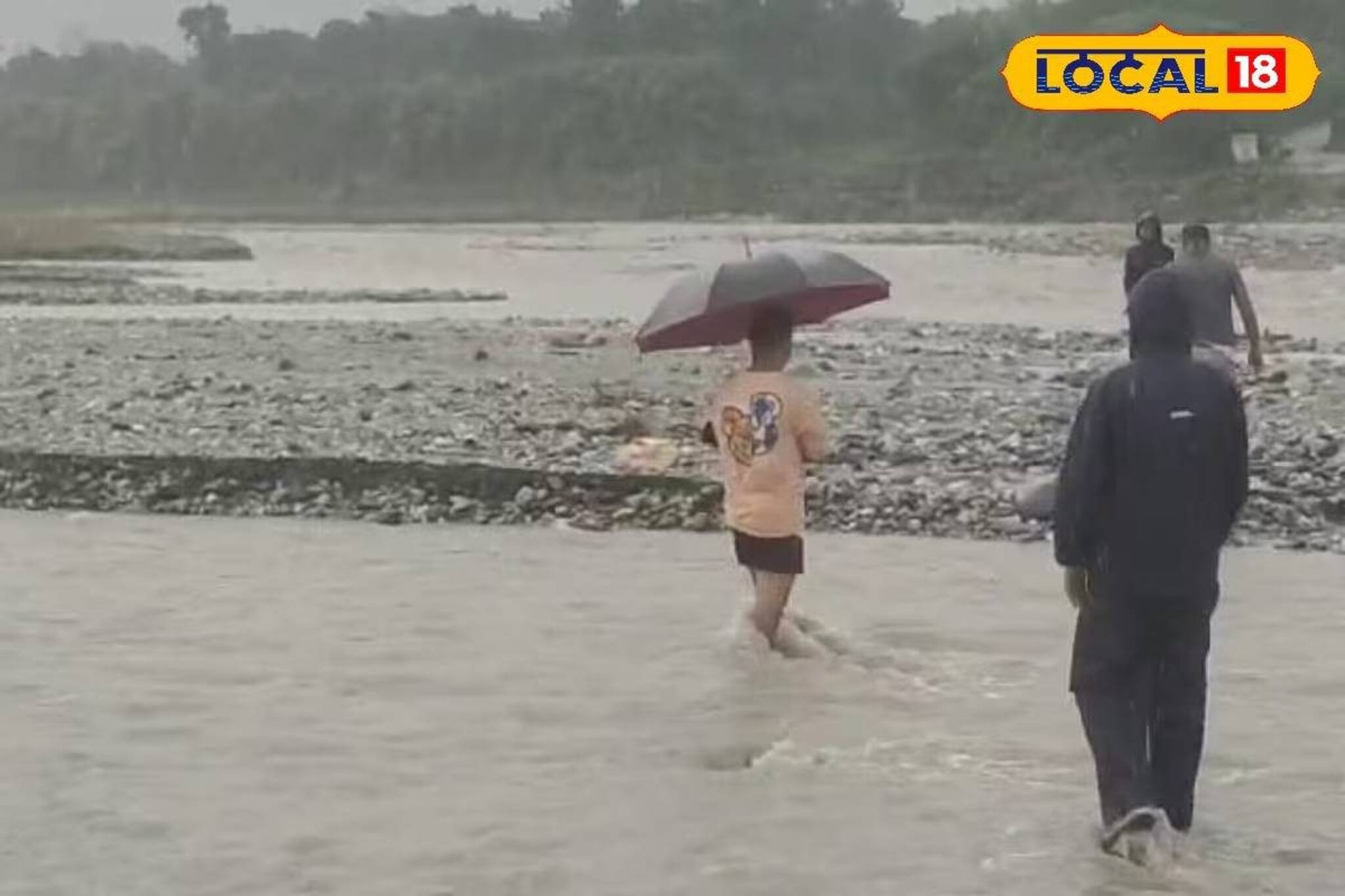 ফুঁসছে দুই নদী, 'এই' পথে যাতায়াত করতে কালঘাম ছুটছে স্থানীয়দের! সেতু না থাকায় চরম দুর্ভোগ