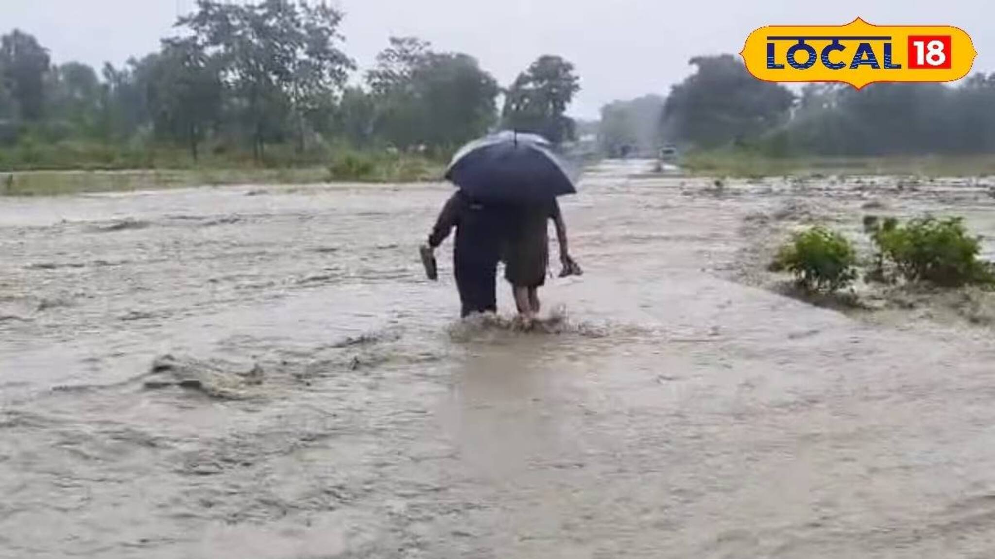 বাড়ির সামনেই চলে এসেছে নদী, ভাঙন 'গিলে' নিতে পারে গোটা গ্রাম! ভয়াবহ দৃশ্য 'এই' জেলায়