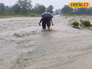 জল বাড়ায় শুরু হয়েছে নদী ভাঙন। প্রতীকী ছবি 