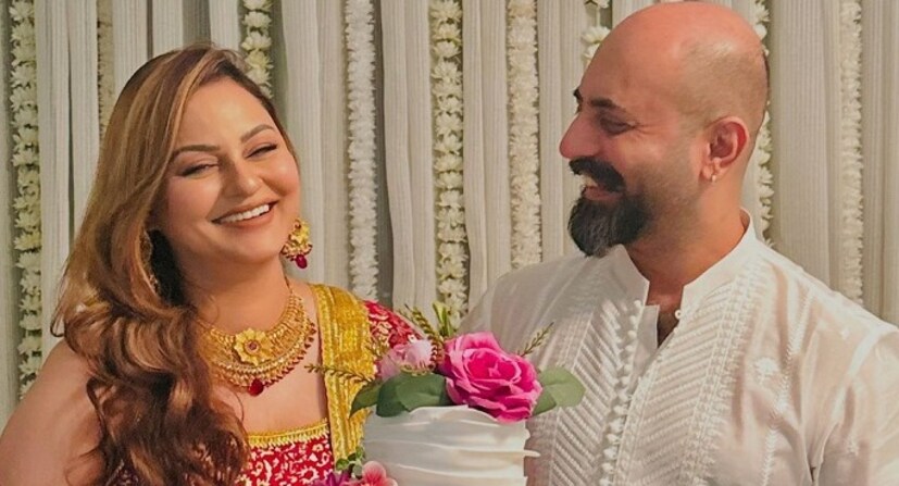 নিজের রোম্যান্টিক ছবির কারণে সব সময় সংবাদ শিরোনামে থাকেন পাকিস্তানের বিখ্যাত অভিনেত্রী জাভেরিয়া আব্বাসি। তিনি নিজের দ্বিতীয় স্বামীর সঙ্গে নতুন কিছু ছবি ভাগ করে নিয়েছেন। প্রায় এক বছর আগে ৫১ বছর বয়সে দ্বিতীয়বারের জন্য বিবাহবন্ধনে আবদ্ধ হয়েছিলেন জাভেরিয়া। নতুন বর আদিল হায়দররের সঙ্গে বেশ আদুরে ছবি ভাগ করে নিয়েছেন। আর তাতে ভক্তদের ভালবাসাও উপচে পড়েছে। 