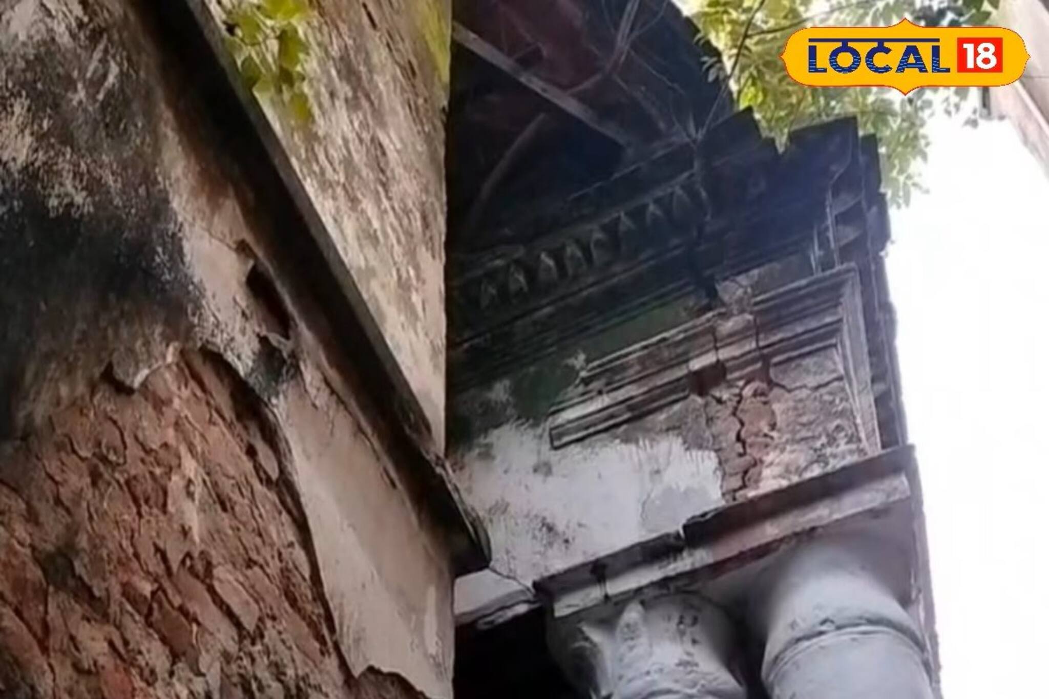 ওয়ার্ড জুড়ে ২৫০ থেকে ৩০০ বছরের পুরনো বাড়ির ছড়াছড়ি! টানা বৃষ্টিতে ব্যাপক আতঙ্ক