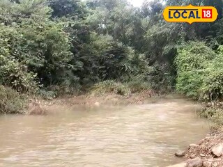 টানা বৃষ্টিতে বাঁশের সাঁকো ভেঙে গিয়েছে