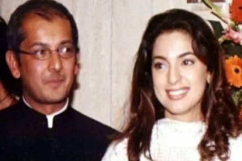 বি-টাউনে নব্বইয়ের দশকের সুন্দরী এবং প্রতিভাময়ী অভিনেত্রীদের মধ্যে অন্যতম ছিলেন জুহি চাওলা। ‘কয়ামত সে কয়ামত তক’ ছবির হাত ধরে বলিউডে পা রেখেছিলেন তিনি। তবে ১৯৯৫ সালে ভক্তদের রীতিমতো চমকে দিয়ে ব্যবসায়ী জয় মেহতার সঙ্গে বিয়ের পিঁড়িতে বসেছিলেন অভিনেত্রী। এদিকে সেটা অবশ্য জয়ের দ্বিতীয় বিয়ে ছিল।  এর আগে জয় বিয়ে করেছিলেন সুজাতা বিড়লাকে। ১৯৯০ সালে এক বিমান দুর্ঘটনায় প্রাণ হারিয়েছিলেন সুজাতা। আর জয়ের প্রথম স্ত্রীর অবশ্য আরও একটি পরিচয় রয়েছে। তিনি সম্পর্কে শিল্পপতি যশ বিড়লার বোন। এদিকে জয় মেহতার সঙ্গে নিজের বিয়ের কথা প্রথম দিকে একপ্রকার চেপেই গিয়েছিলেন জুহি। রাজীব মসন্দের সঙ্গে একটি সাক্ষাৎকারে বিয়ের প্রসঙ্গে মুখ খুলেছেন জুহি চাওলা।
