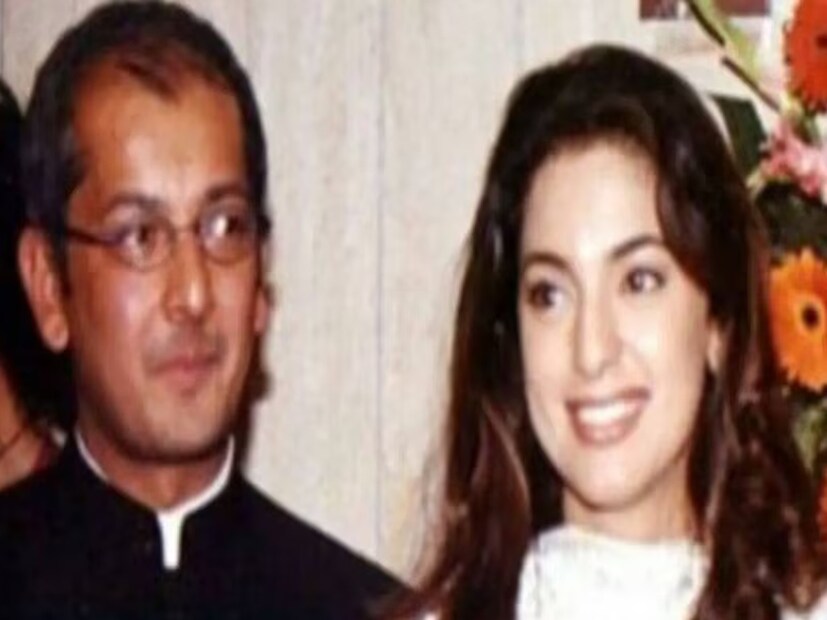 তিনি আরও বলেন, ‘‘খুবই বিষণ্ণ হয়ে গিয়েছিলাম। কান্নাকাটিও করতাম। আমার শাশুড়ি মা খুবই মিষ্টি একজন মানুষ। উনি আমার জন্য যা করেছেন, আমি হয়তো তেমনটা কখনওই করতে পারব না। উনি বলেছিলেন যে, আমি তোমায় বিষণ্ণ দেখতে পারব না। তুমি তো আমার মেয়ের মতোই। যদি তুমি ধুমধাম করে বিয়ে করতে না চাও, তাহলে আমরাও সেটা করব না। সেই সময় সমস্ত প্রস্তুতি বাতিল করা হয়। বিয়ের কার্ডও বিতরণ করা হয়ে গিয়েছিল। আর বিয়ের কার্ড শুধু ভারতেই বিতরণ করা হয়নি, সারা বিশ্বে বিতরণ করা হয়ে গিয়েছিল। কারণ আমার বরের ব্যবসা বিশ্বের বিভিন্ন দেশে ছড়িয়ে রয়েছে। ওঁর অনেক পরিচিত। আমার শাশুড়ি মা বলতেন যে, জুহি যদি না চায়, তাহলে আমরা ওকে জোর করব না। আমি মনে করি যে, ঈশ্বর আমার মায়ের জায়গায় আর একজন মা-কে দিয়েছেন।”