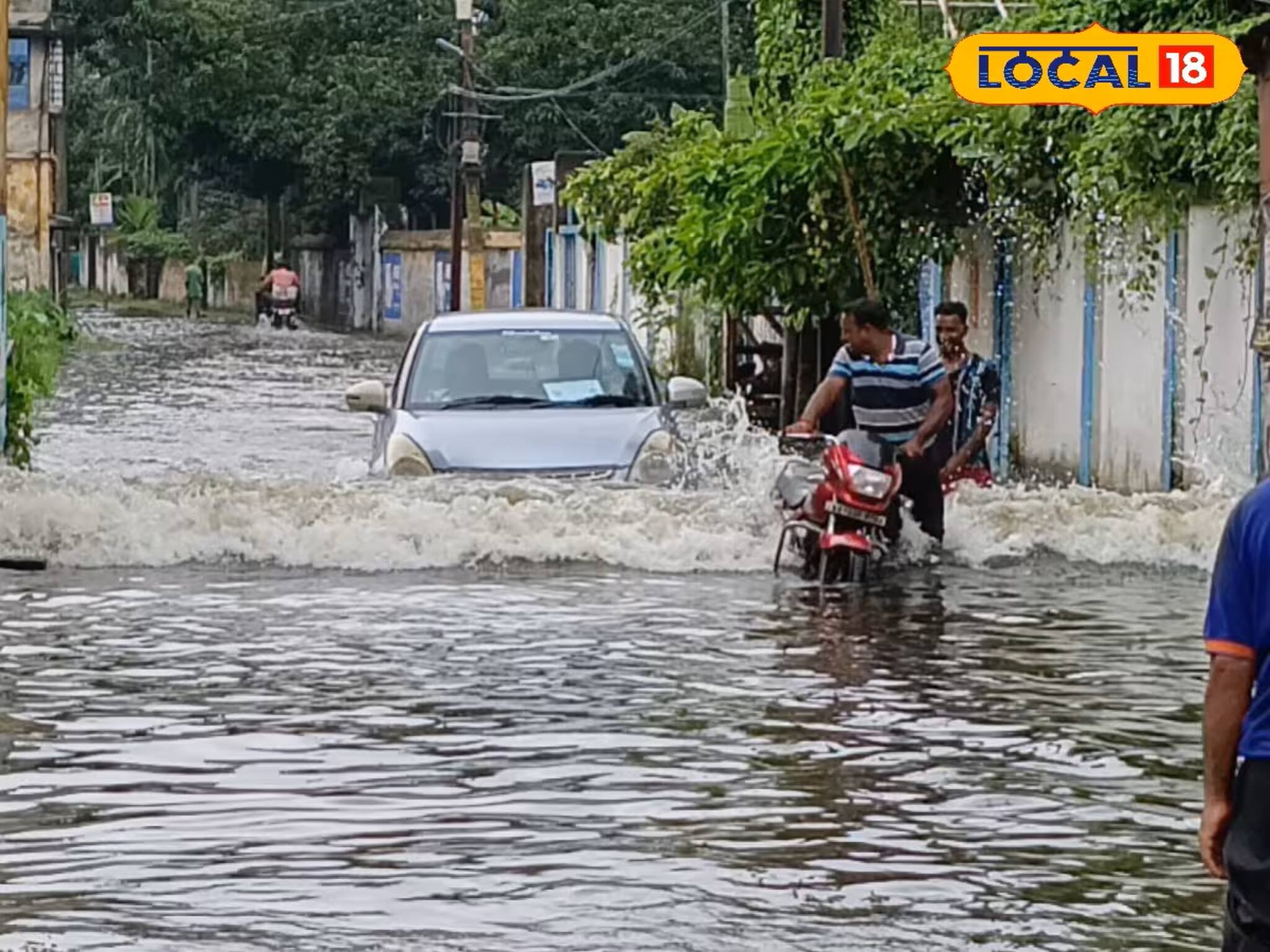 জল যন্ত্রণায় অতিষ্ট কালনাবাসী, টানা বৃষ্টিতে দুর্ভোগ চরমে