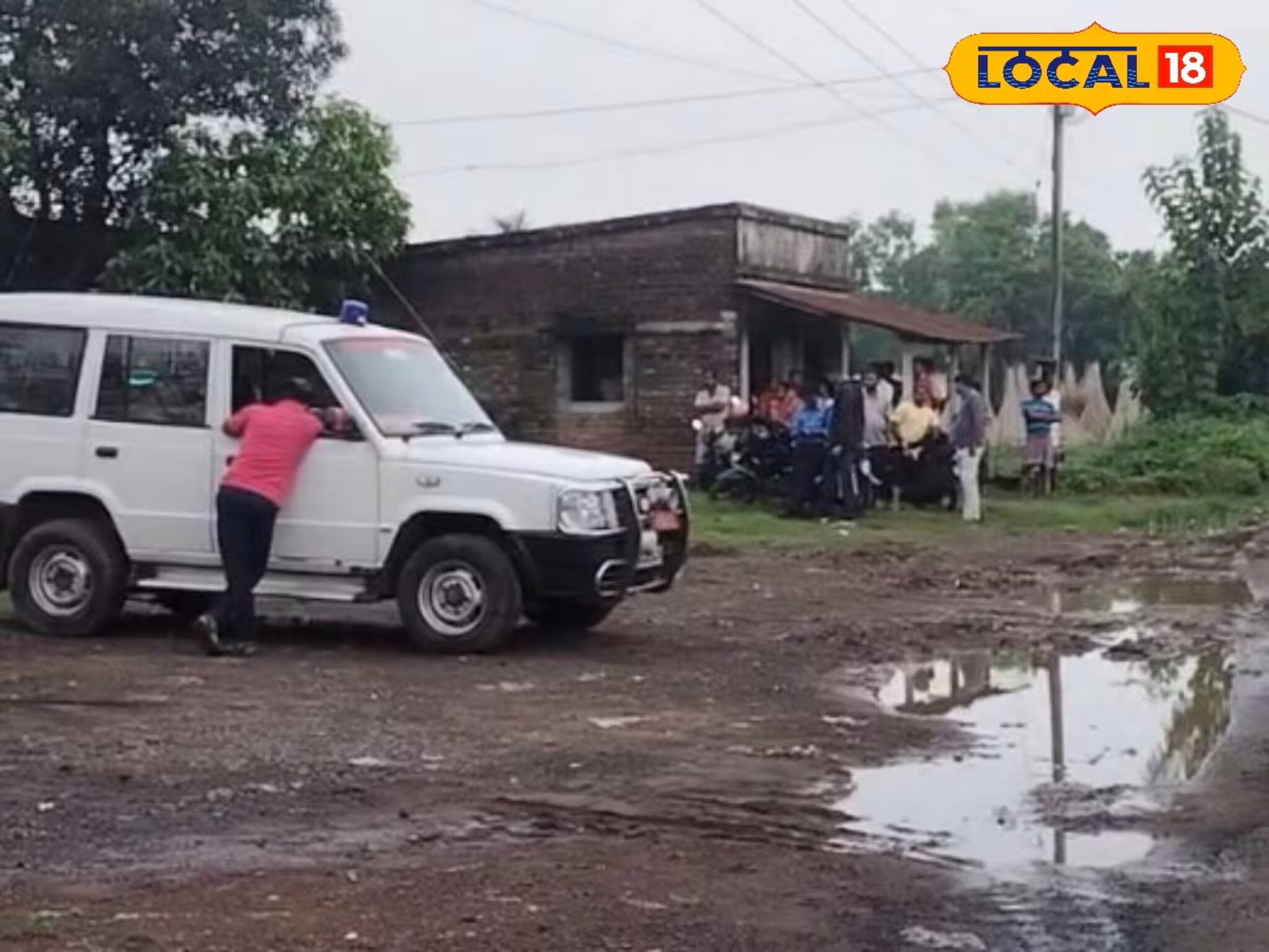বন্ধ হোটেলের পাশে পড়ে বস্তাবন্দি তাজা বোমা! দেখার পর‌ই যা হল...