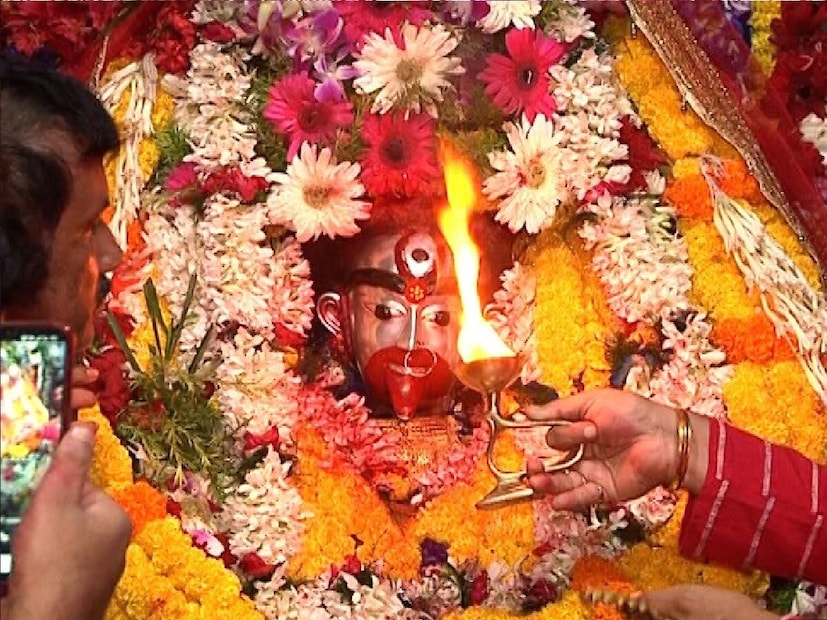 *পুজোর আগে ঘর এবং পুজোর স্থান ভালভাবে পরিষ্কার করে নিন। কোনও এঁটো বাসনপত্র রাখা যাবে না, কারণ এতে দেবী রুষ্ট হতে পারেন। মা তারার ছবি বা মূর্তি থাকলে তা পরিষ্কার করে নিন। দেবীকে লাল জবা ফুলের মালা পরান। অন্যান্য ফুল ব্যবহার করা যেতে পারে, তবে লাল জবার মালা অপরিহার্য।