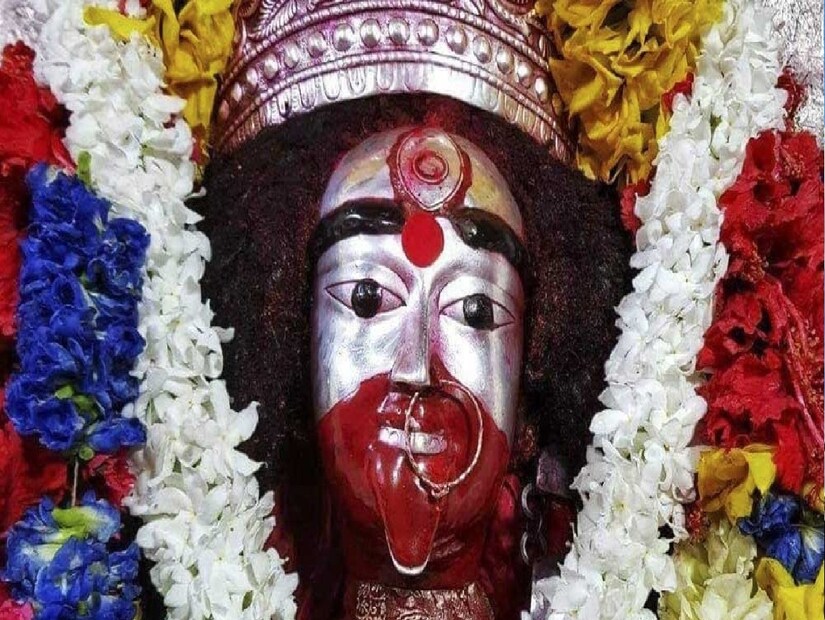 *বীরভূমে মোট পাঁচটি সতীপীঠ রয়েছে, পাশাপাশি সিদ্ধপীঠ তারাপীঠেরও অবস্থান। মা তারার দর্শনে প্রতিদিন তারাপীঠ মন্দিরে হাজার হাজার পর্যটক সমাগম হয়। তবে তারাপীঠের সবচেয়ে বড় উৎসব এই ভাদ্র মাসের কৌশিকী আমাবস্যা। তারাপীঠে কৌশিকী অমাবস্যা তিথিতে আড়ম্বরের সঙ্গে মা তারার পুজো হয়। ভক্ত সমাগমে এ দিন তিন ধারণের জায়গা থাকে না।