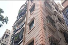 সাতসকালে আবাসন ঘিরে ফেলল পুলিশ, ফ্ল্যাটের ভিতরে অস্ত্র ভাণ্ডার! কী কী মিলল, তোলপাড় খড়দহ