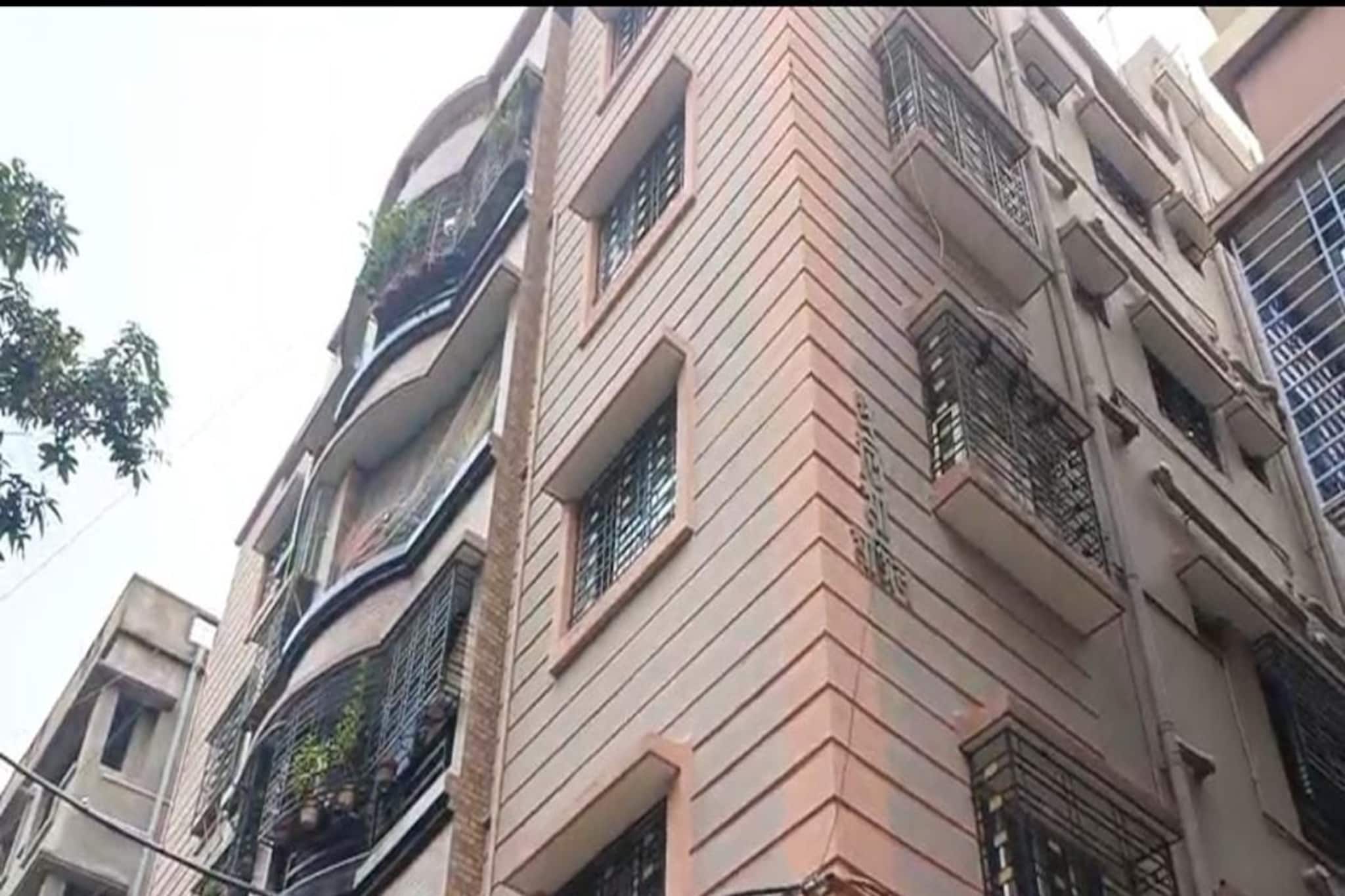 চুঁচুড়ার ফ্ল্যাটে ভাঙা হল দরজা! ভিতরে যে দৃশ্য দেখল এলাকাবাসী, সকলের মাথায় হাত চুঁচুড়ার ফ্ল্যাটে ভাঙা হল দরজা! ভিতরে যে দৃশ্য দেখল এলাকাবাসী, সকলের মাথায় হাত