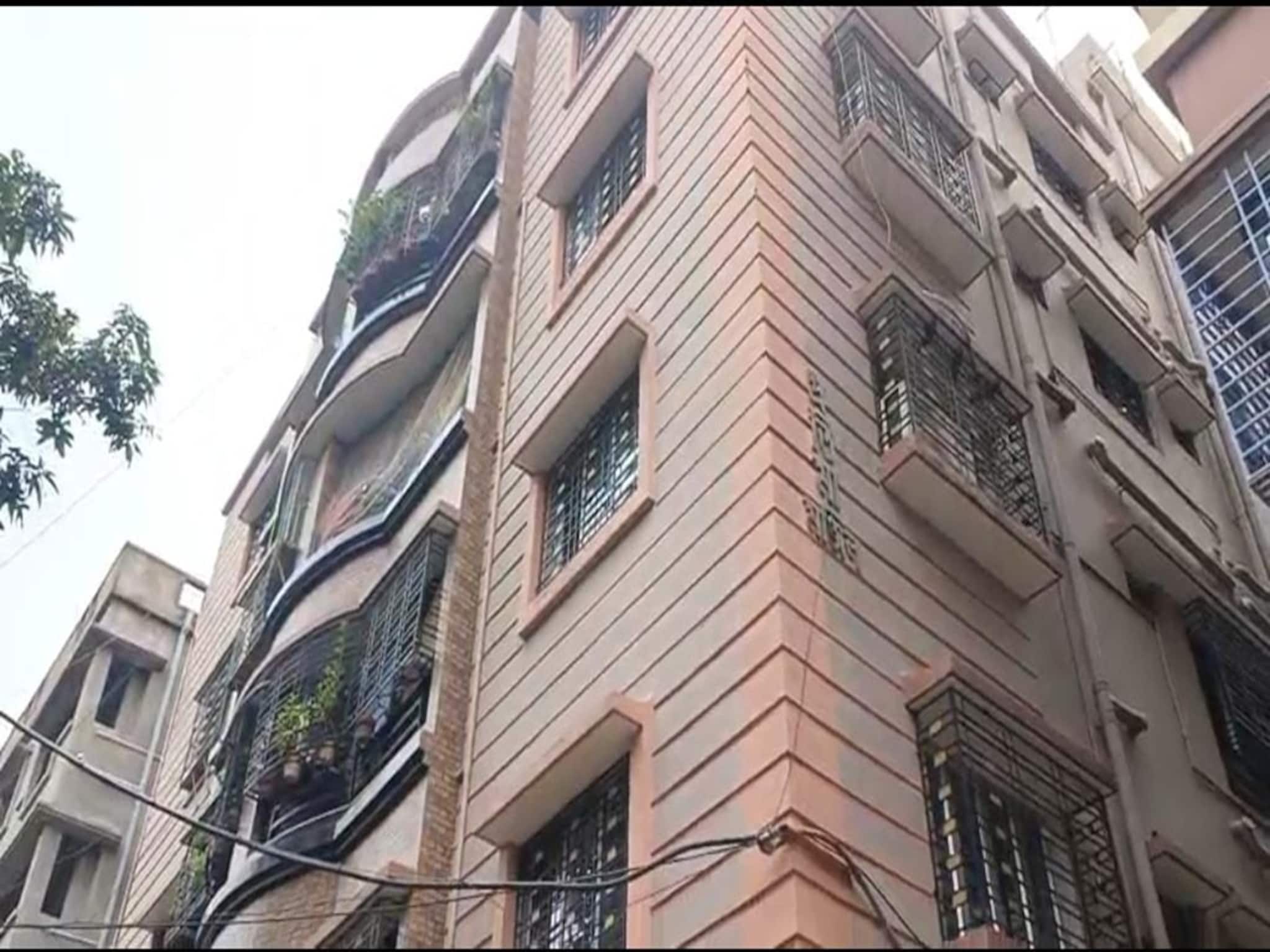 চুঁচুড়ার ফ্ল্যাটে ভাঙা হল দরজা! ভিতরে যে দৃশ্য দেখল এলাকাবাসী, সকলের মাথায় হাত চুঁচুড়ার ফ্ল্যাটে ভাঙা হল দরজা! ভিতরে যে দৃশ্য দেখল এলাকাবাসী, সকলের মাথায় হাত