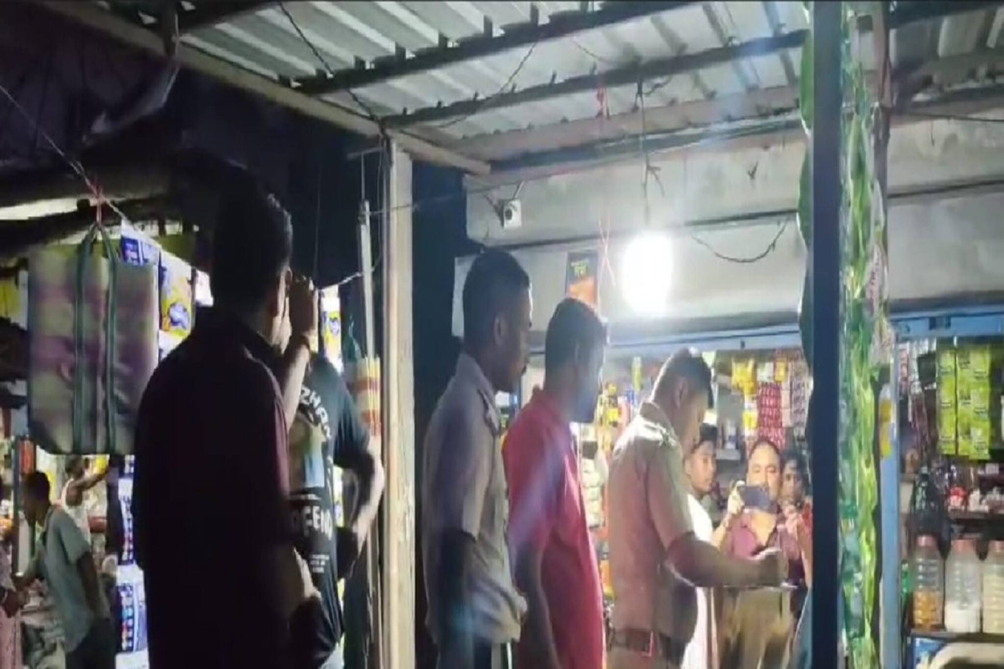 মুদিখানা দোকানের আড়ালে চোরাই মালের কারখানা! গ্রেফতার ব্যবসায়ী