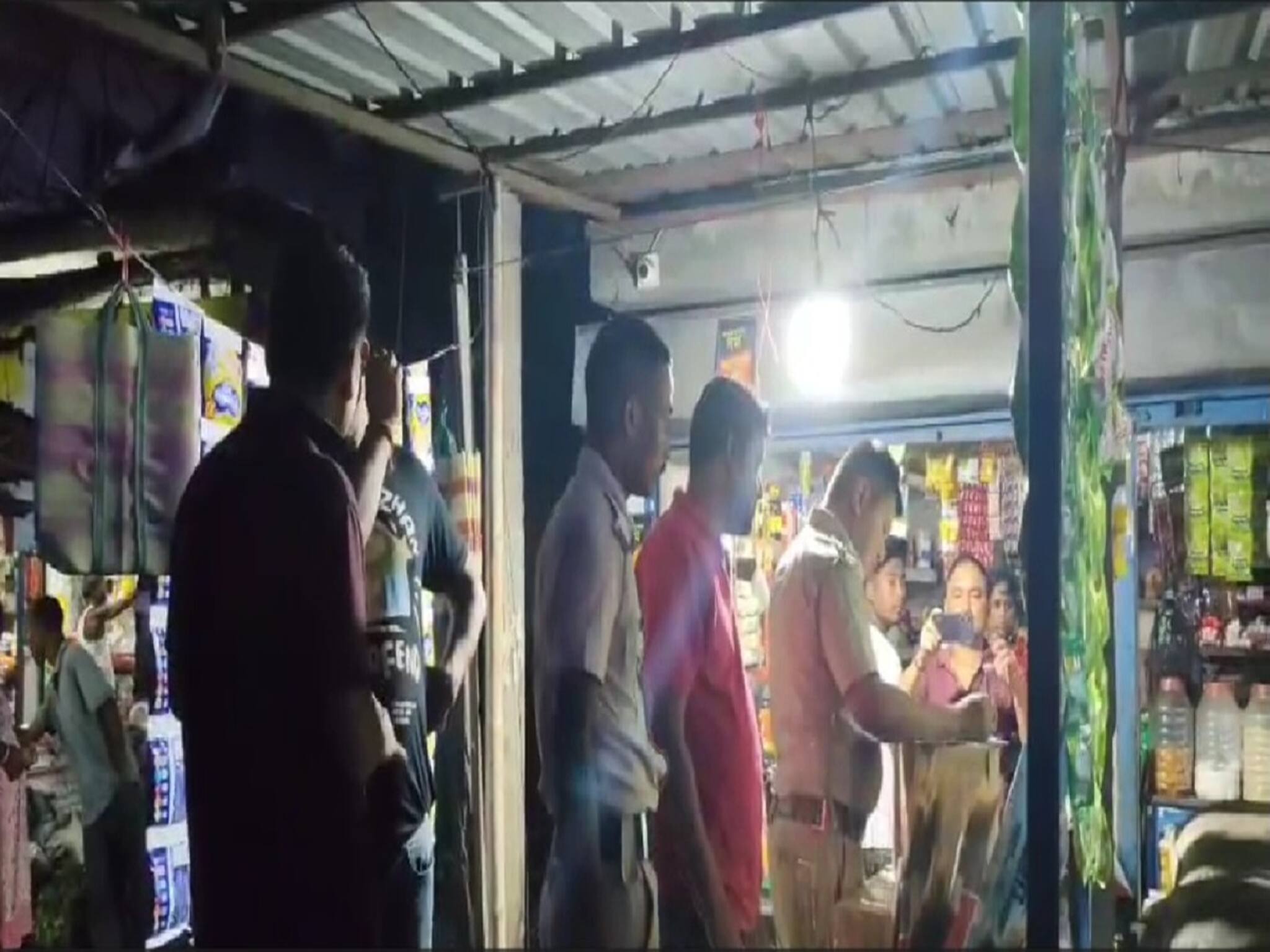 মুদিখানা দোকানের আড়ালে চোরাই মালের কারখানা! গ্রেফতার ব্যবসায়ী