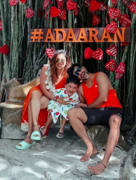 অবাক হওয়ার কারণ শুধু এটুকুই ছিল না। বয়স ছিল এই সম্পর্কে এক বড় আপত্তির বিষয়। কিশওয়ার সুয়শের চেয়ে ৮ বছরের বড় ছিলেন। এই নিয়ে সবার প্রথমে আপত্তি ওঠে সুয়শের বাড়ি থেকেই। মা-বাবা এটা মেনে নিতে পারেননি যে ছেলে ৮ বছরের বড় এক মেয়েকে বিয়ে করবে! অবশ্য, সুয়শ মা-বাবাকে শেষ পর্যন্ত রাজি করাতে পেরেছিলেন, পরিবার থেকে তাঁদের সম্পর্ক মেনেও নেওয়া হয়।