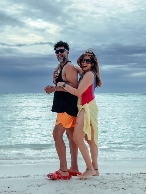 ভিভিয়ানের বন্ধুর চরিত্রে অভিনয় করেছিলেন সুয়শ রাই। ফলে, যখন ধারাবাহিকের ছেলের বন্ধুকে বিয়ে করছেন কিশওয়ার এই খবর ছড়িয়ে পড়ে, তখন সবাই অবাক হয়েছিলেন।