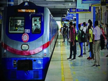 Kolkata Metro: সঠিক সময়ে গন্তব্যে পৌঁছে দিচ্ছে নয়া ৩ লাইনের মেট্রো, অ্যাপ থেকে টিকিট কাটলে মিলছে বিশেষ ছাড় Kolkata Metro: সঠিক সময়ে গন্তব্যে পৌঁছে দিচ্ছে নয়া ৩ লাইনের মেট্রো, অ্যাপ থেকে টিকিট কাটলে মিলছে বিশেষ ছাড়